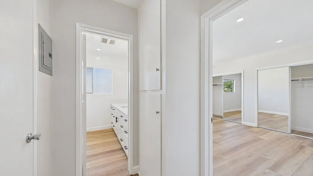 1221 Lyndon St — Photo 2