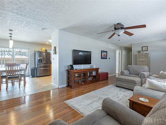 5th image of 8 Boundbrook Dr