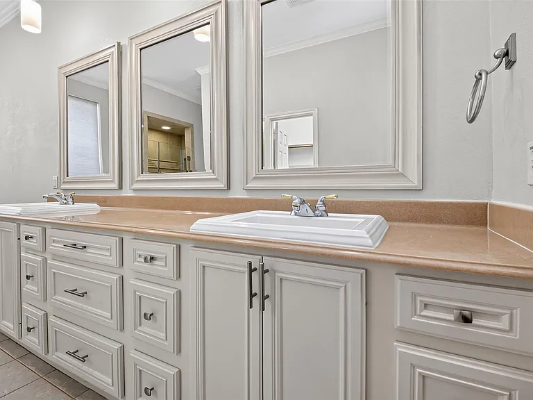10310 Chevy Chase Dr — Photo 26