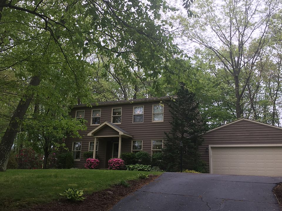 1st image of 19 Oakwood Dr