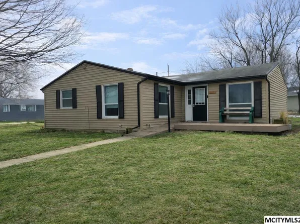 1055 Crestmore Way, Mason City, IA 50401