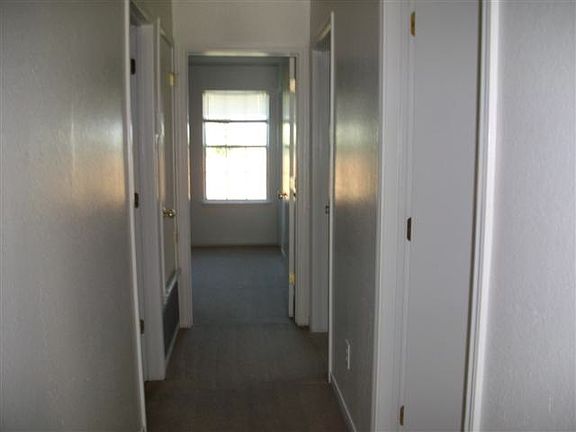 5th image of 505 Manhattan Dr APT A