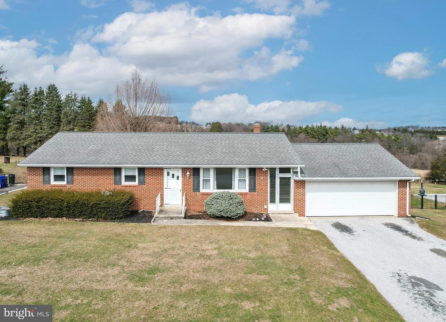 3284 Charmil Dr photo 1