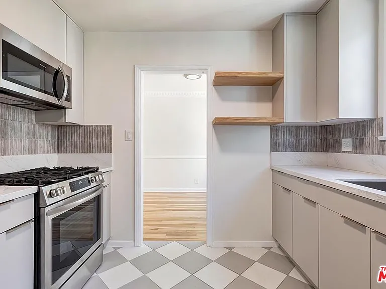 405 1/2 Shirley Pl — Photo 2