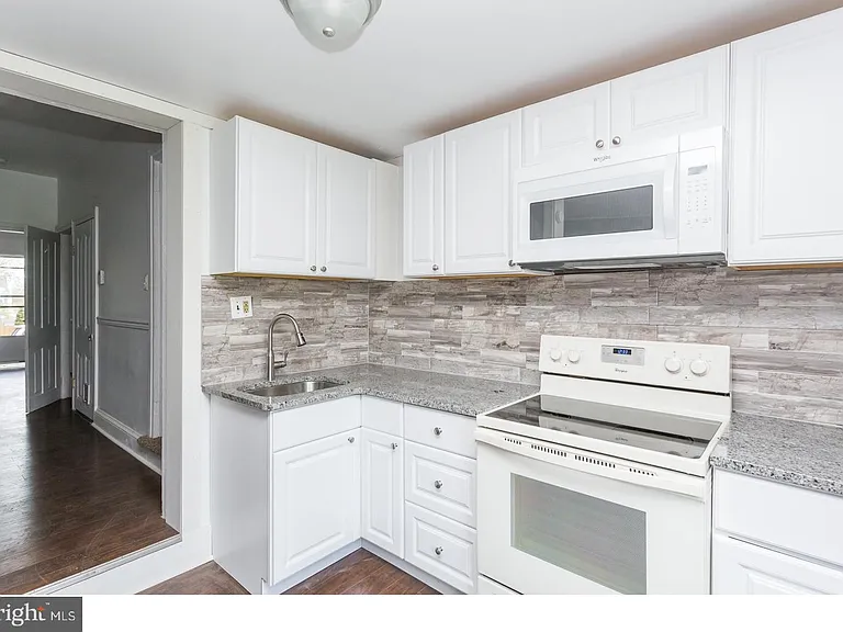 849 Queen St — Photo 8