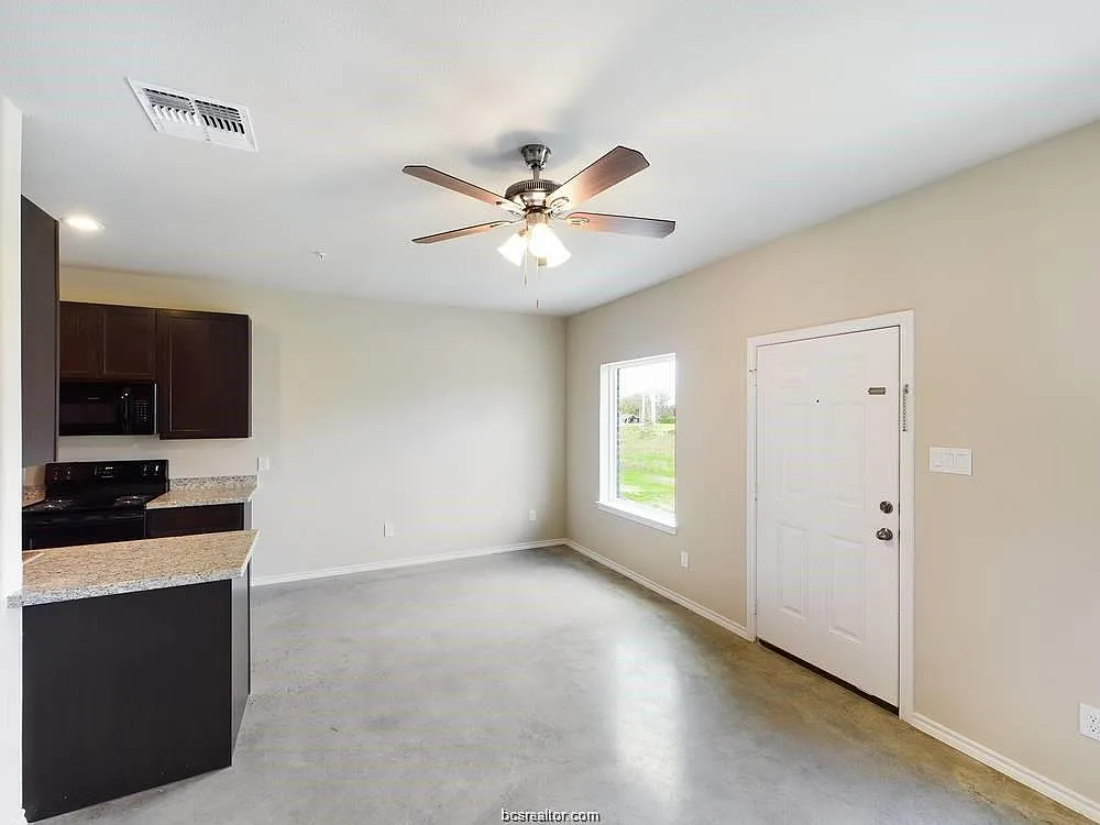 2 bed, 2.5 bath, 1010 sqft, $1,300 — Photo 3