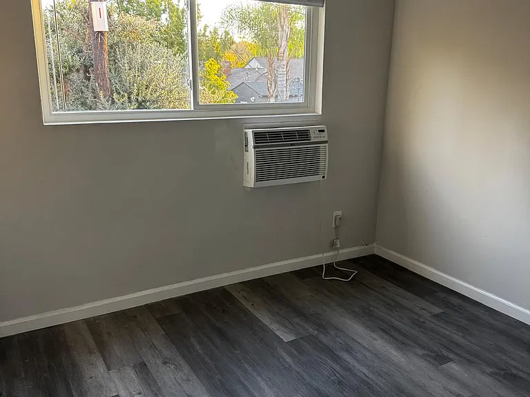 11460 Riverside Dr — Photo 14