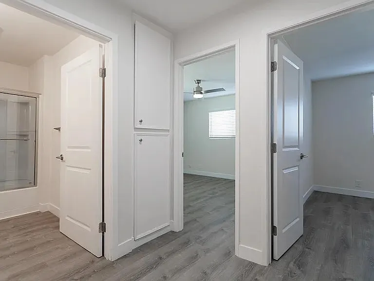 Lakeside, CA - Modern Comfort Meets Convenience Renovated 2 Bed / 1 Bath in Pet-Friendly Community — Photo 3
