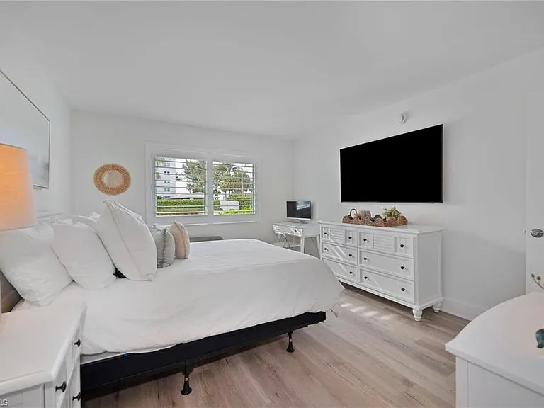 1950 Gulf Shore Blvd N #101 — Photo 9