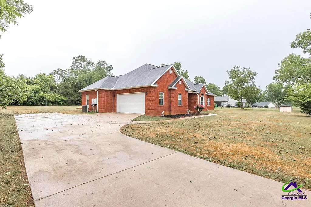 3 bed, 2.5 bath, 2568 sqft, $2,200 — Photo 3