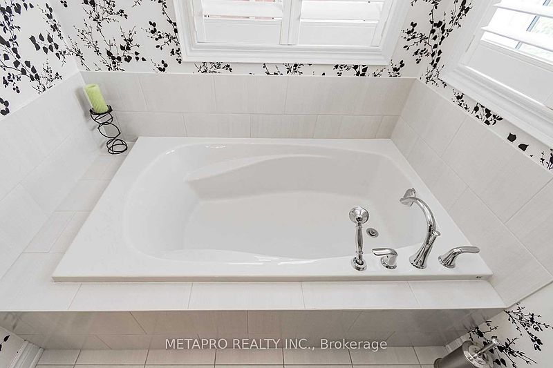 Burlington House for rent - 5 Bedrooms — photo 22