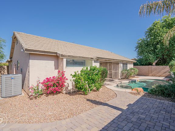 5th image of 15285 W Crocus Dr