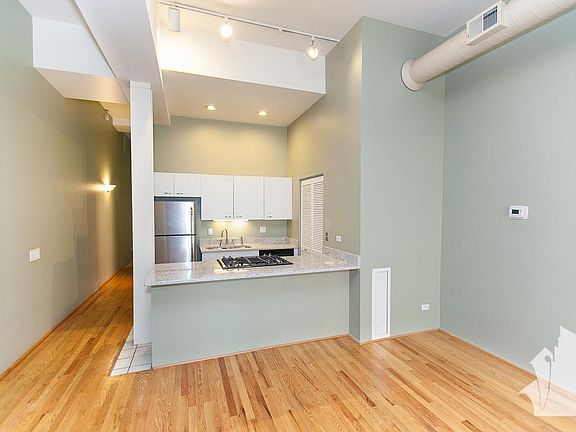 3rd image of 1120 W Cornelia Ave #11239