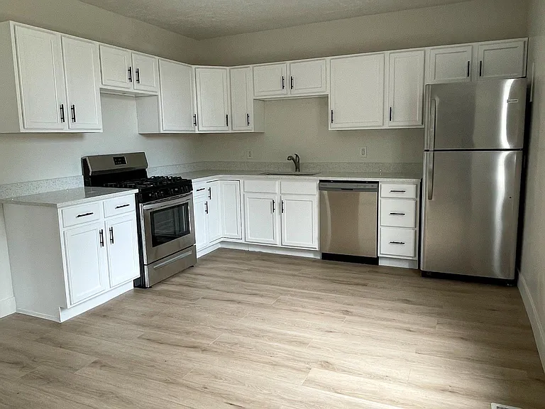 370 N Marion St — Photo 2