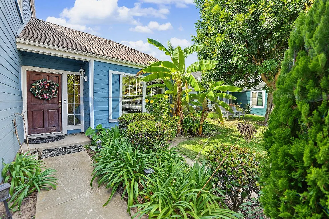 4 bed, 2.5 bath, 17766 sqft, $5,300 — Photo 3