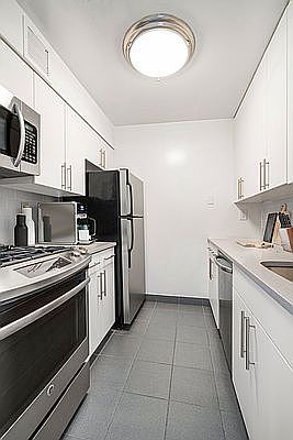 3rd image of 260 W 52nd St APT 5K