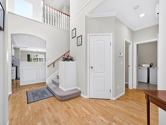 2nd image of 6215 Dunsmuir Cres