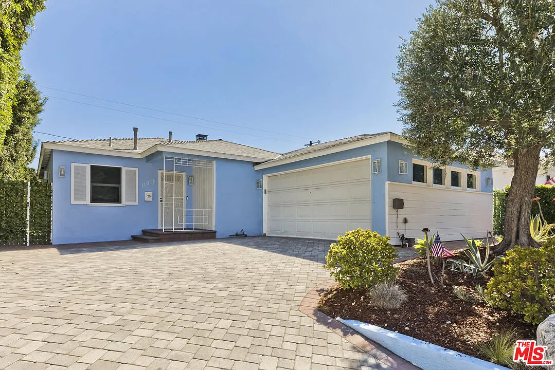 2 bed, 1.0 bath, 1155 sqft, $6,395 — Photo 3