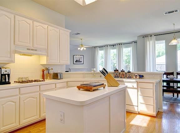 5th image of 3929 Wisteria Ln