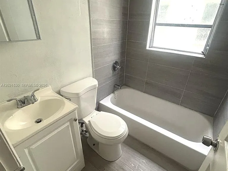 967 SW 5th St #10 — Photo 8