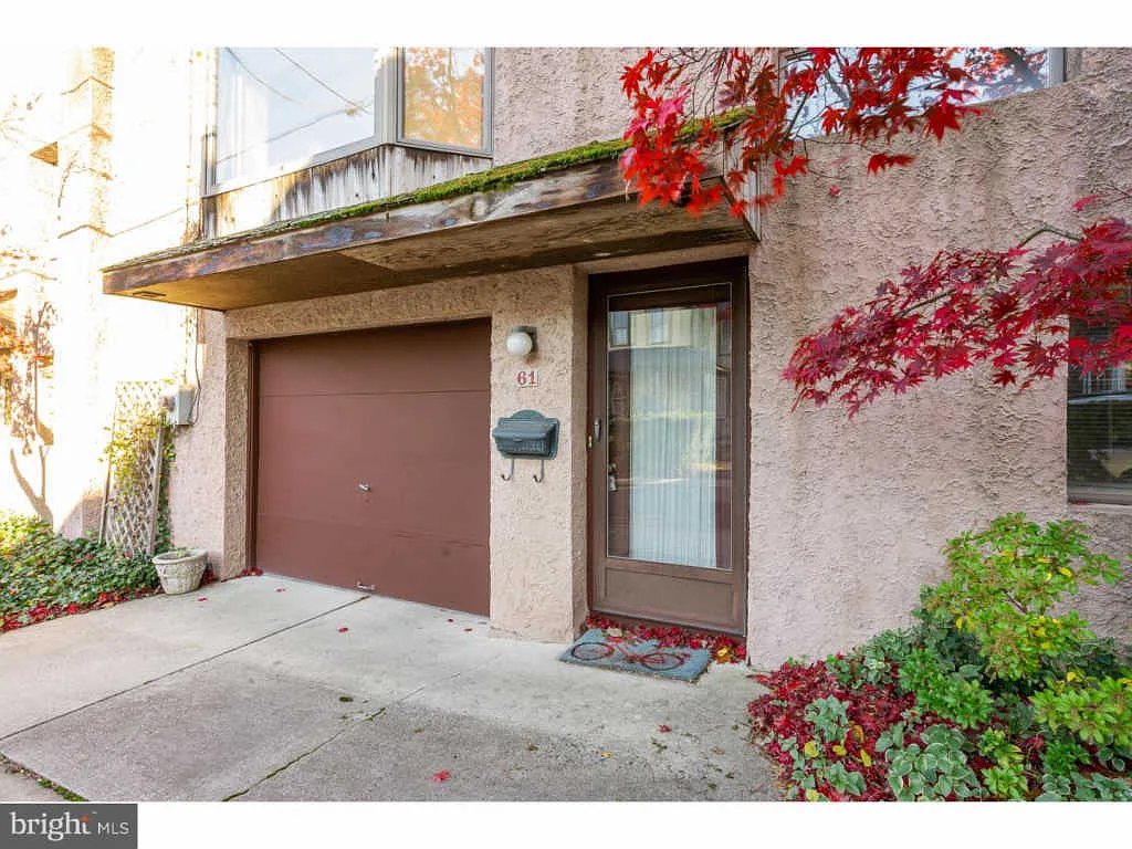 61 Pine St photo 1
