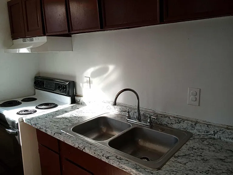 17-19 Windsor St #2 — Photo 8