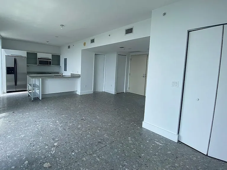 185 SW 7th St #1500 — Photo 9