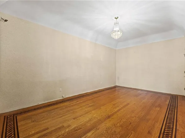 2726 East 27th Street image 6 of 29