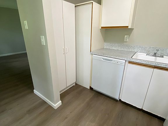 5th image of 1011 SW Curry St APT 3
