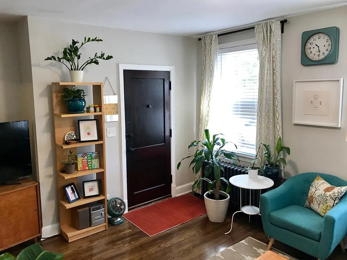 front entry - 3904 7th St NE #1