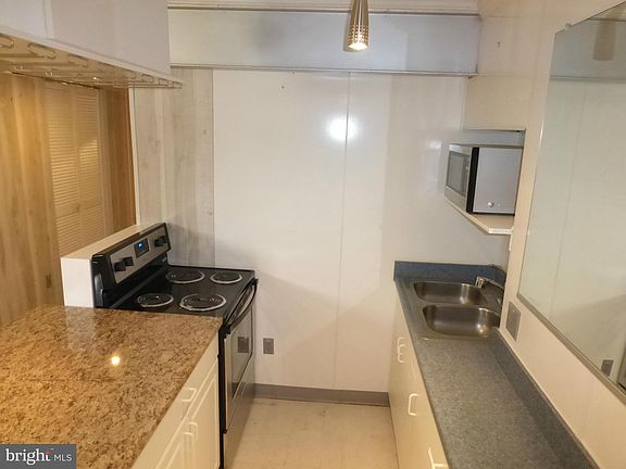 5th image of 2623 Van Buren St #B