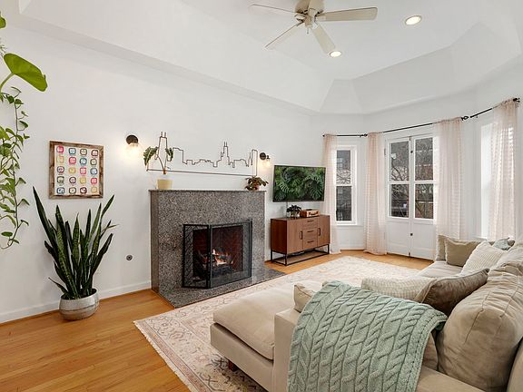 3rd image of 938 W Belle Plaine Ave #3E