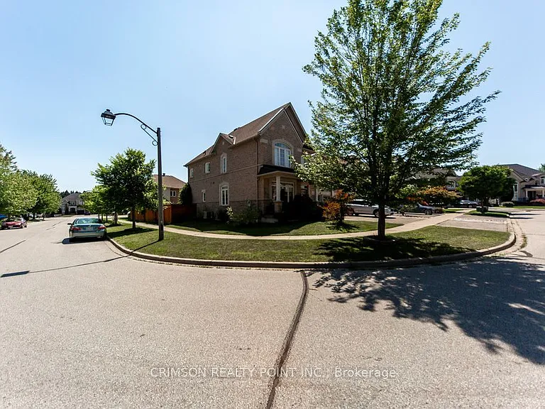 2304 Canterbury Cres — Photo 2