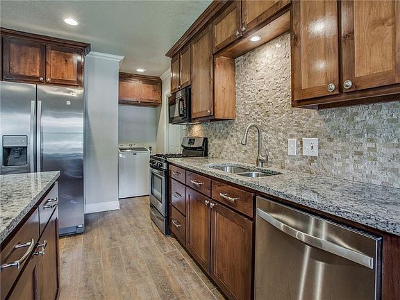 3rd image of 7813 Pensacola Ave
