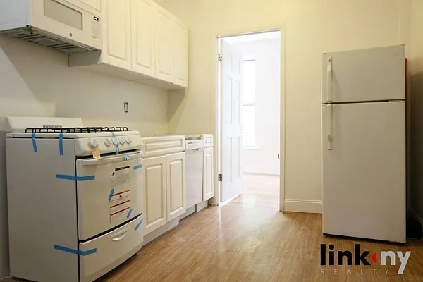 Rented by Link NY Realty | media 2
