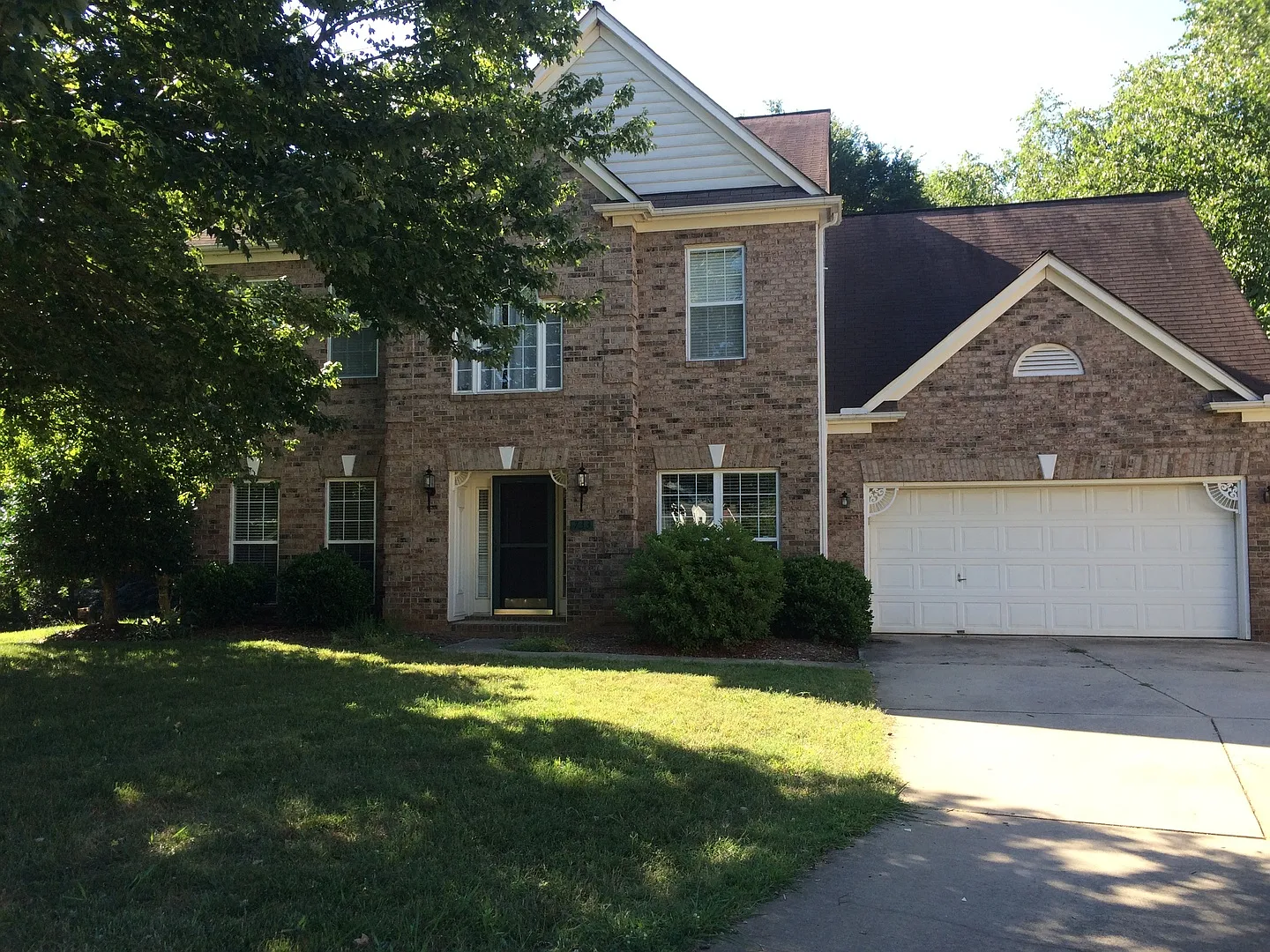 4 bed, 2.5 baths Colonial available for rent - Awesome Downtown Matthews location - — Photo 2