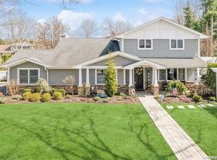 8 Colgate Ln, Woodbury, NY 11797