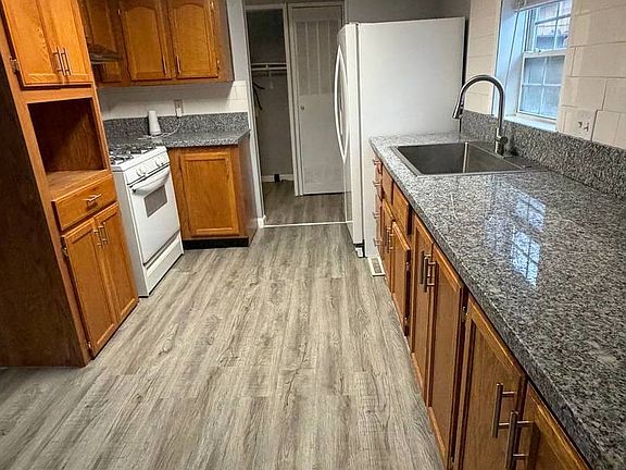 5th image of 2246 Poplar Ln