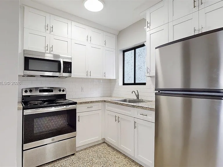 101 W 11th St #1 — Photo 15