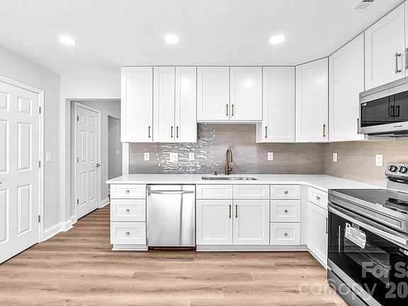 4th image of 1426 Fontana Ave