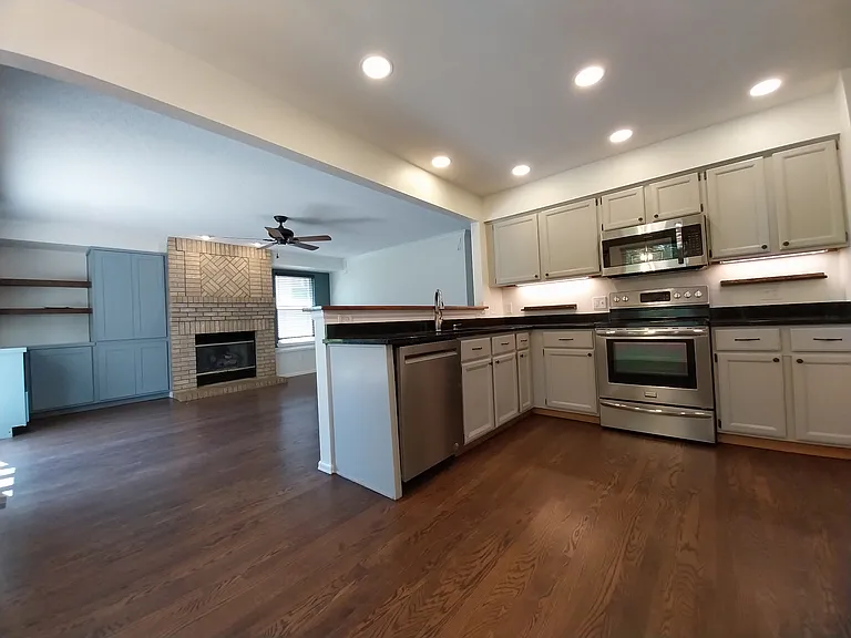 9786 Buckingham Ct — Photo 10