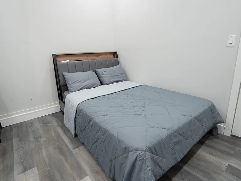 E Sheridan St — Photo 1