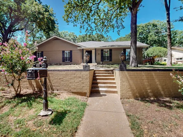 201 Trailwood Dr, Euless, TX 76039