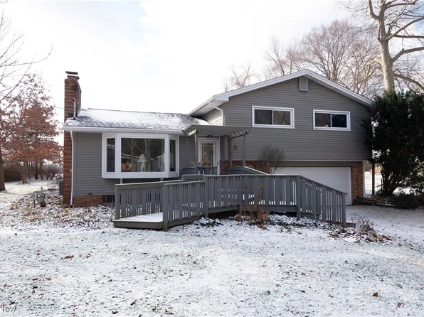 3740 S Sunnyfield Dr, Akron, OH 44321