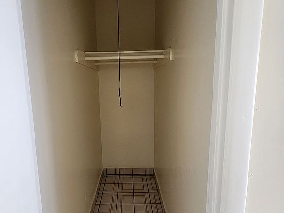 4th image of 627 E Adams Blvd #15