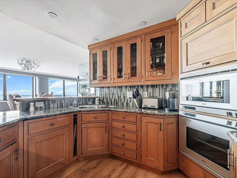 65 E India Row #26F — Photo 16