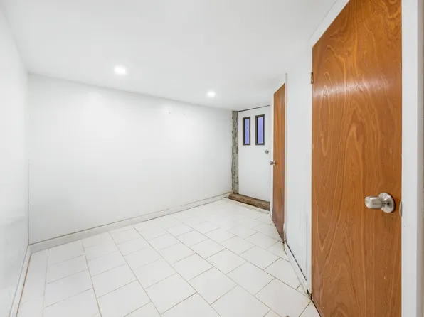 578 Bergen Street image 23 of 30