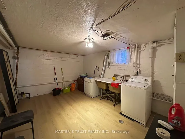 389 Lawrence Ave W — Photo 28
