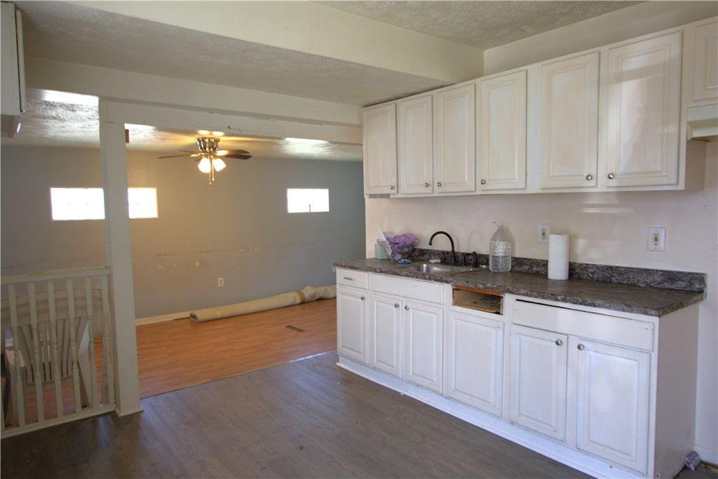 Apartment in Donora, Crestview - View 5