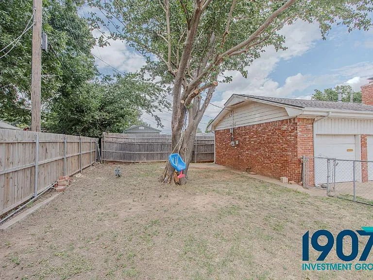 1101 SW 72nd St — Photo 14